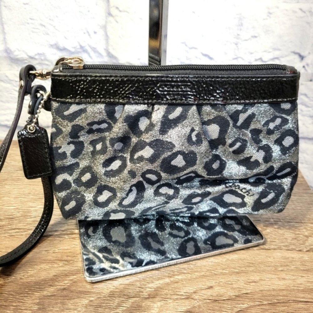 (1286) Leopard Coach Wristlet